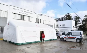 La Cruz Roja levanta la carpa sanitaria frente al Hospital Municipal