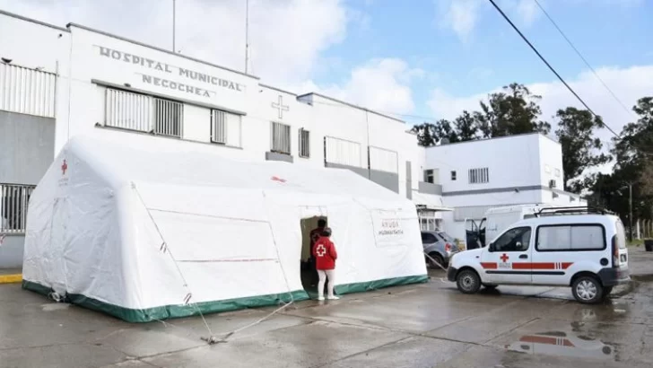 La Cruz Roja levanta la carpa sanitaria frente al Hospital Municipal