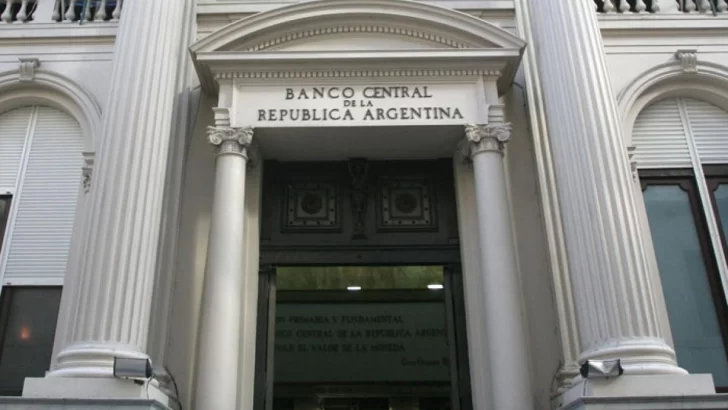 Más restricciones: el Banco Central prohibió a los bancos aumentar su tenencia en dólares hasta fin de mes