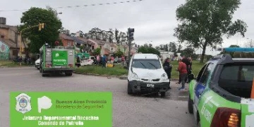 Violento choque en la esquina de avenidas 59 y 98