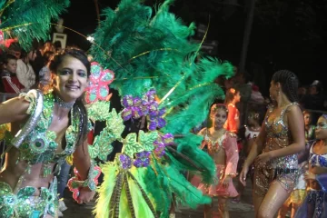 Festejos por el carnaval en la plaza 3 de Agosto
