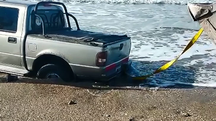 Rescatan camionetas varadas en la arena