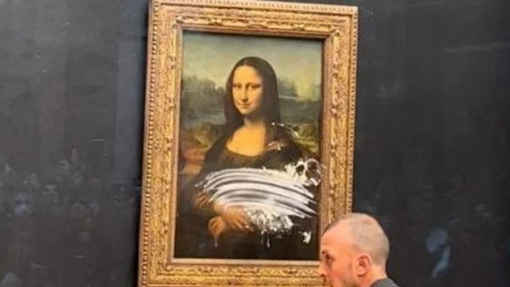 Atacaron el cuadro de La Gioconda en el Louvre: le arrojaron un tortazo