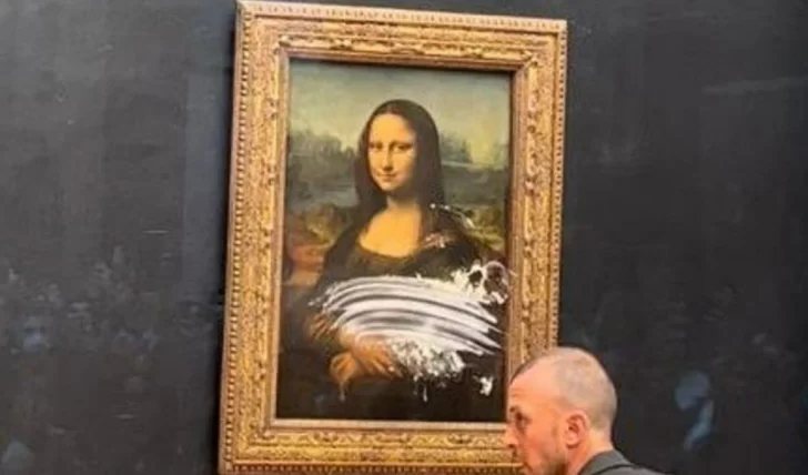 Atacaron el cuadro de La Gioconda en el Louvre: le arrojaron un tortazo