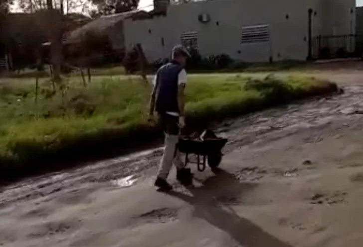 Ex combatiente de Malvinas tapa los baches de su cuadra con una carretilla