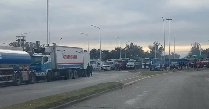 Tensión entre camioneros en la protesta del cruce de rutas 55 y 226