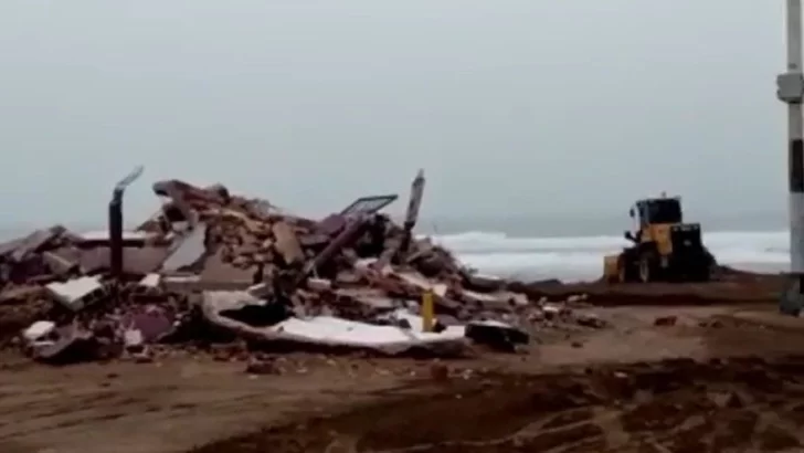 Guardavidas cuestionan la demolición de un refugio del balneario Neptuno