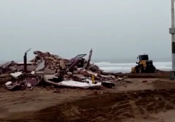 Guardavidas cuestionan la demolición de un refugio del balneario Neptuno