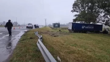 Un camionero volcó y murió decapitado al despistar en ruta 2