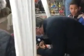 Video: Capitanich confundió un maniquí con un niño y le besó la cabeza