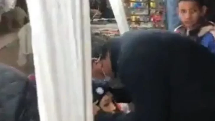 Video: Capitanich confundió un maniquí con un niño y le besó la cabeza