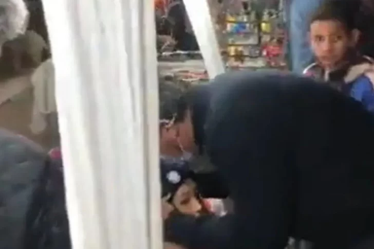 Video: Capitanich confundió un maniquí con un niño y le besó la cabeza