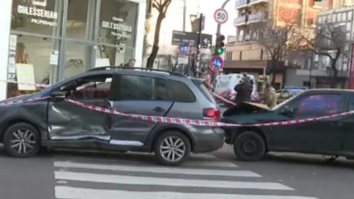 Palermo: una ambulancia iba a atender heridos, cruzó en rojo y mató a un motociclista