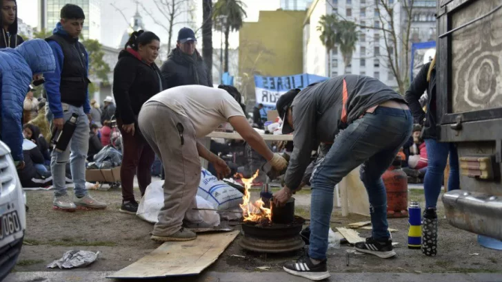 Los piqueteros que pasaron la noche en Plaza de Mayo levantaron el acampe