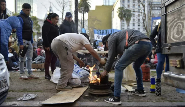 Los piqueteros que pasaron la noche en Plaza de Mayo levantaron el acampe