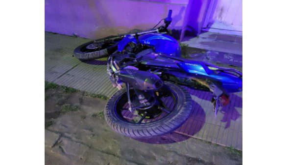 Lo perseguía la policía y dejó la moto tirada en la vereda para ocultarse en su casa