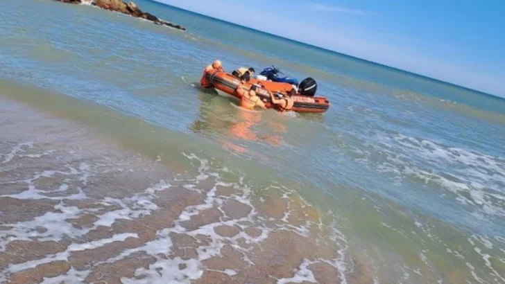 Rescataron a un kayakista al que se le dio vuelta la embarcación
