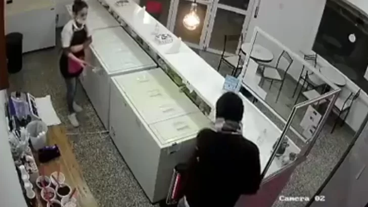 Video: así asaltaba un ladrón solitario una heladería de Quequén