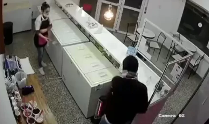 Video: así asaltaba un ladrón solitario una heladería de Quequén