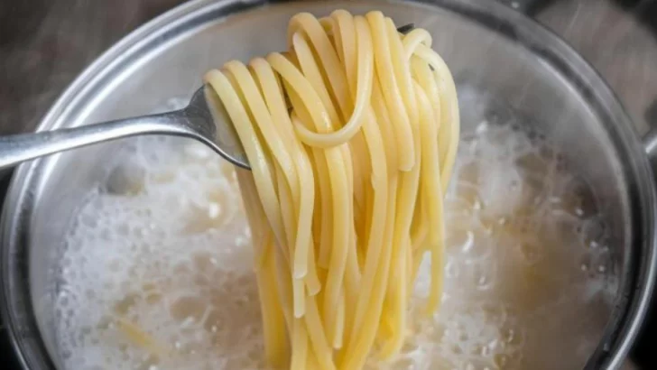 Por la crisis energética, en Italia recomiendan cocinar la pasta con la hornalla apagada