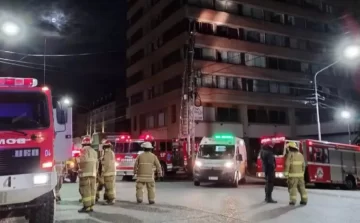 Más de un millar de evacuados y 50 afectados por el incendio de un edificio en Bariloche