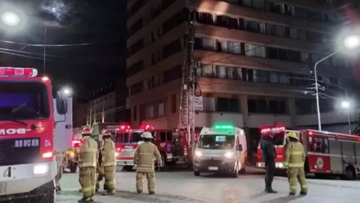 Más de un millar de evacuados y 50 afectados por el incendio de un edificio en Bariloche