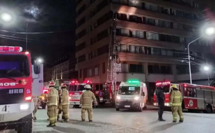 Más de un millar de evacuados y 50 afectados por el incendio de un edificio en Bariloche