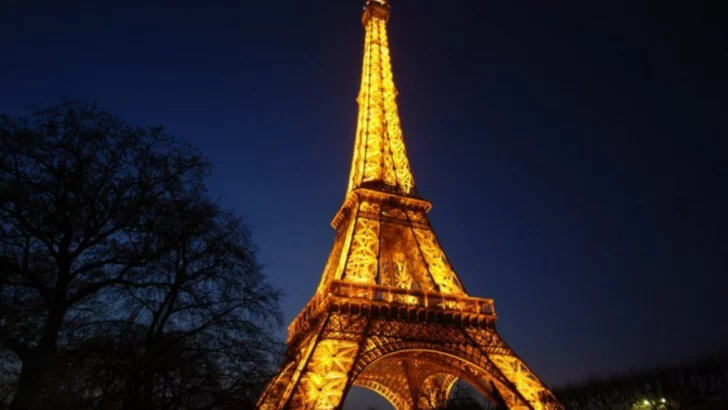París apaga las luces de la Torre Eiffel para ahorrar energía