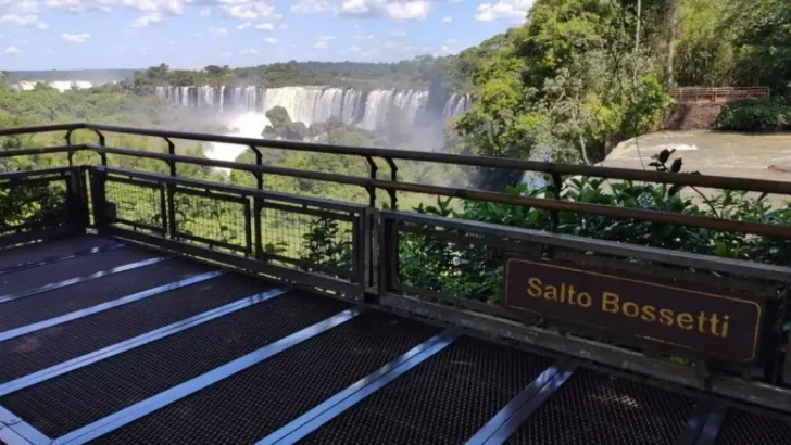 Buscan a un hombre que cayó a las Cataratas del Iguazú