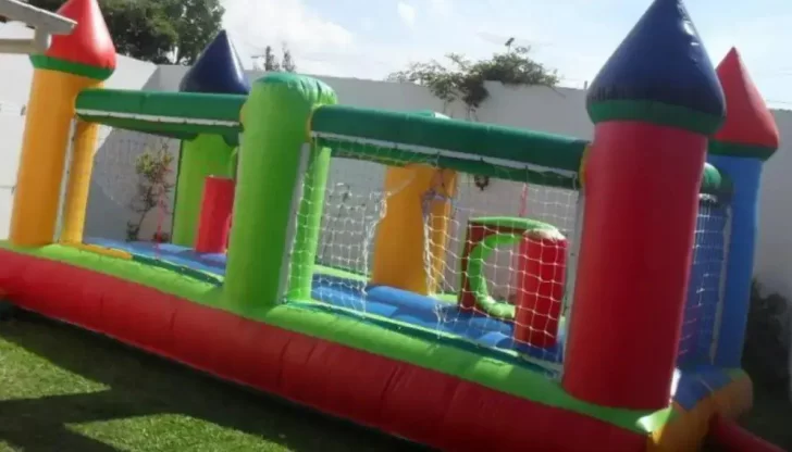 Explotó un pelotero inflable, un nene de 3 años salió disparado y ahora lucha por su vida