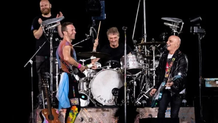 Tributo a Soda Stereo: Coldplay tocó con Charly Alberti y Zeta Bosio