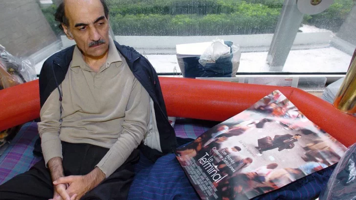 Murió el refugiado iraní que inspiró la película “La Terminal” de Steven Spielberg