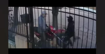 Le robaron la moto y ofrece recompensa para recuperarla