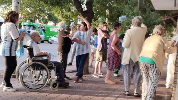 Conmovedor: abuelos de una residencia de Diagonal celebraron el triunfo de argentina