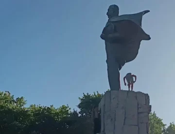 Mar del Plata: otra vez se cayó un hombre desde el monumento en los festejos del Mundial