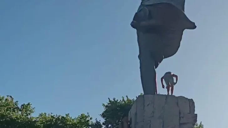 Mar del Plata: otra vez se cayó un hombre desde el monumento en los festejos del Mundial