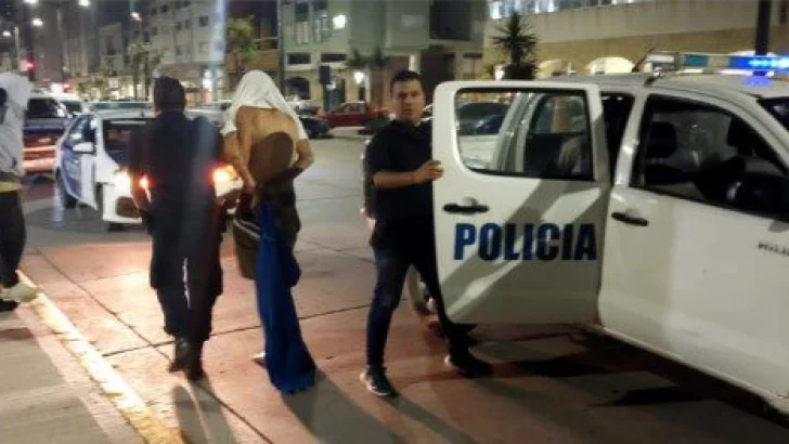 Atacaron a policías que asistían a una menor en los festejos de Argentina