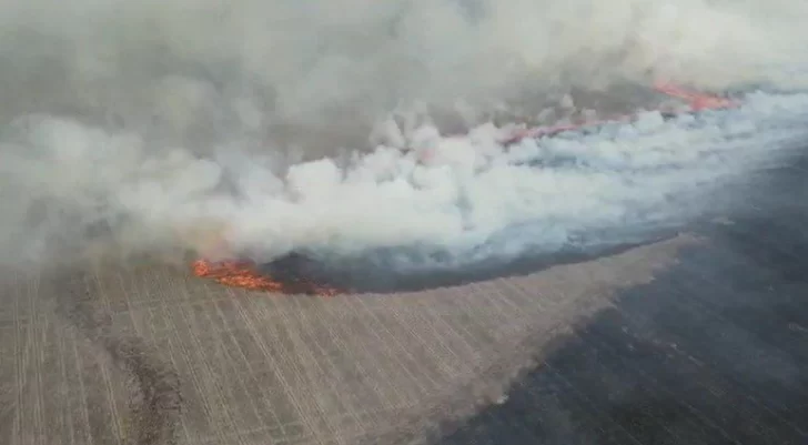 Impactantes videos: el viento reavivó las cenizas y volvió el fuego cerca de Las Cascadas