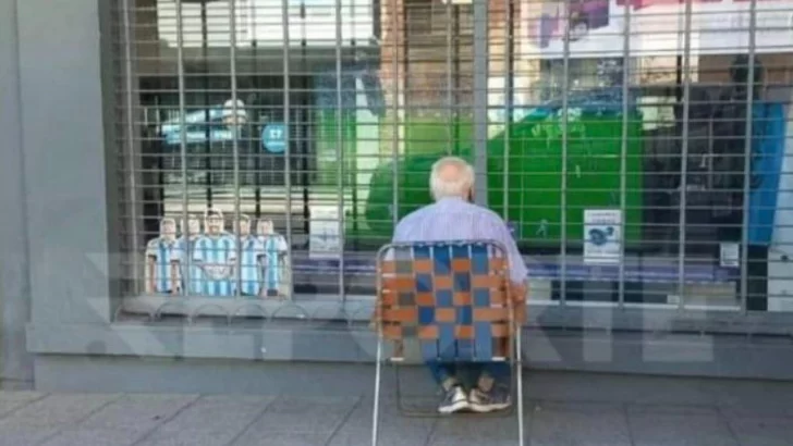 Le regalaron un televisor al abuelo que miró el partido de Argentina en la vidriera de un local