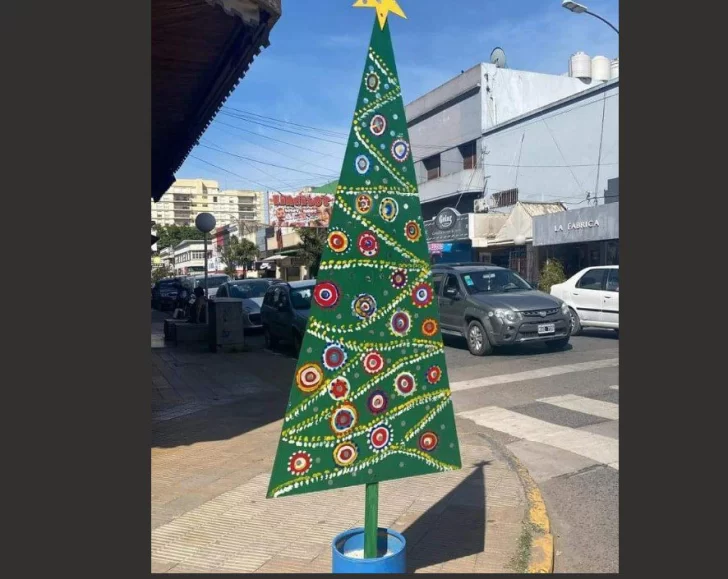 No aprendemos más: se robaron uno de los arbolitos de navidad del centro