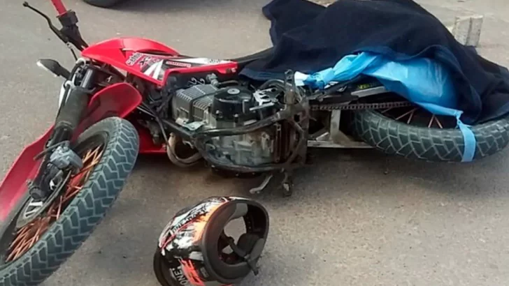 Festejo trágico: se cayó de la moto y murió ahorcado con su bandera