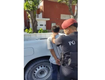 Golpeó a su pareja de 14 años frente a la policía