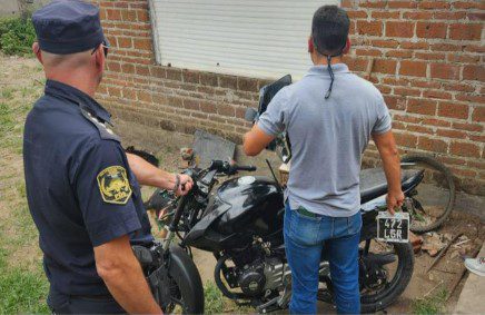 Encontró la moto que le habían robado y le avisó a la policía