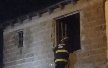 Se incendió una vivienda en 104 y 71 bis