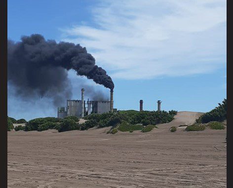 Llamó la atención un tupido humo negro desde las chimeneas de la termoeléctrica