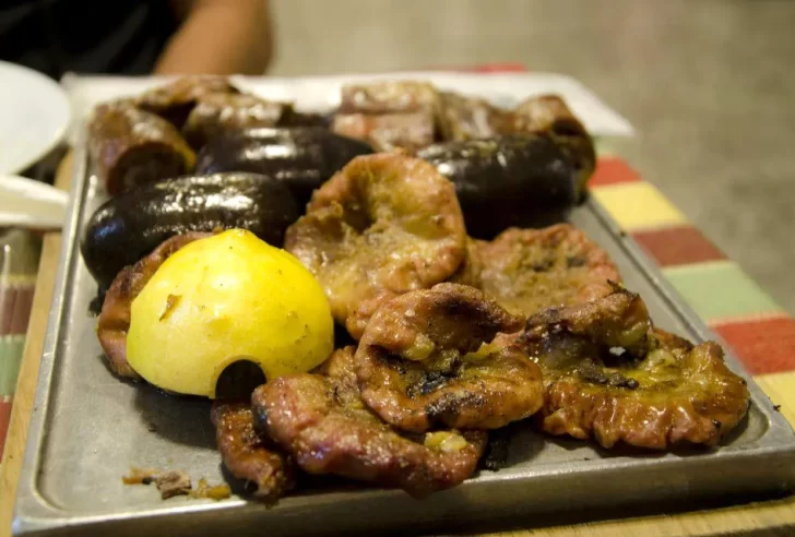 Dos hombres murieron tras comer un asado con achuras en mal estado