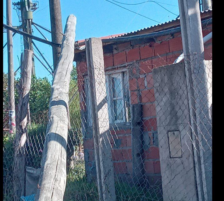 Robaron cables de teléfono y tiraron tres postes. Uno cayó sobre una vivienda