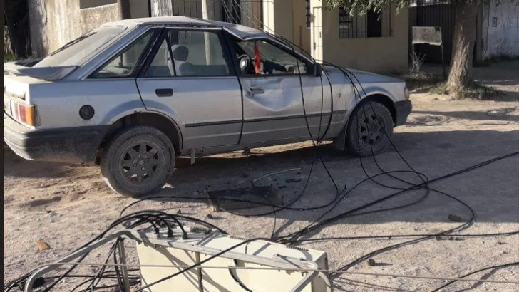 Vandalismo: incendiaron un poste de luz y cayó sobre un vehículo estacionado