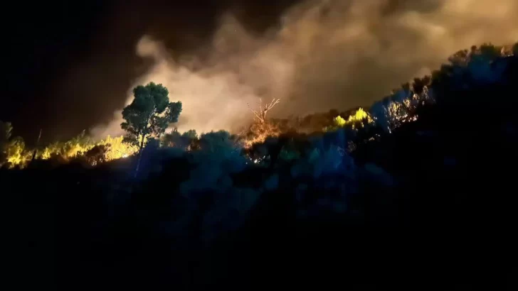 Fuego en Sierra de la Ventana: está cortada al tránsito la Ruta 76