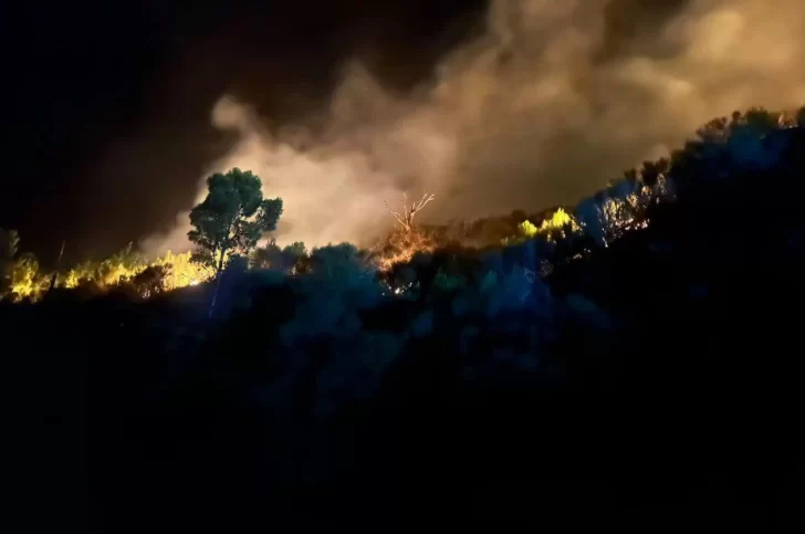 Fuego en Sierra de la Ventana: está cortada al tránsito la Ruta 76